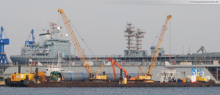 Kraftwerkskühlung des Kohlekraftwerks GDF Suez: PP-Kühlwasserrohr auf Ponton verladen