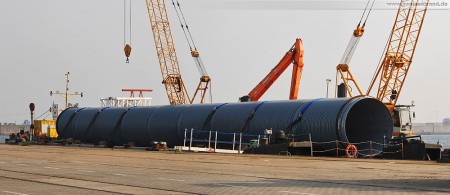 Kraftwerkskühlung des Kohlekraftwerks GDF Suez: PP-Kühlwasserrohr auf Ponton verladen