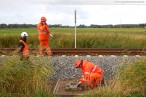 Kreuzungsbahnhof Accum: Montage der Eisenbahnsignale per Hubschrauber