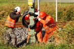 Kreuzungsbahnhof Accum: Montage der Eisenbahnsignale per Hubschrauber