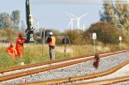 Kreuzungsbahnhof Accum: Montage der Eisenbahnsignale per Hubschrauber