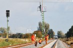 Kreuzungsbahnhof Accum: Montage der Eisenbahnsignale per Hubschrauber