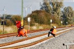 Kreuzungsbahnhof Accum: Montage der Eisenbahnsignale per Hubschrauber