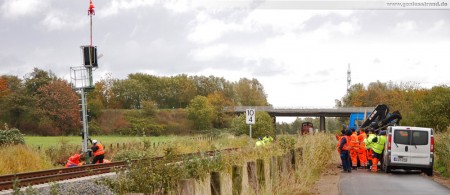 Industriestammgleis Nord - Ölweiche (Weiche 57): Montage der Eisenbahnsignale per Hubschrauber