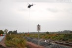 Ölweiche (Weiche 57): Montage der Eisenbahnsignale per Hubschrauber