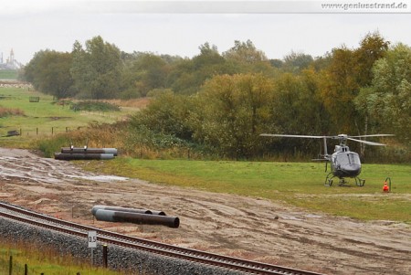 Voslapper Groden Süd: Montage der Eisenbahnsignale per Hubschrauber