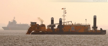 Pontonbagger MP 40 und SWATH-Zollkreuzer Helgoland auf der Jade