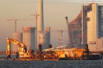 Die JadeWeserPort-Baustelle in der Morgensonne