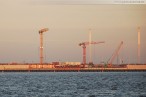 Die JadeWeserPort-Baustelle in der Morgensonne