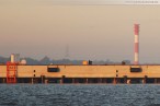 Die JadeWeserPort-Baustelle in der Morgensonne