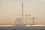 Die JadeWeserPort-Baustelle in der Morgensonne