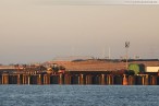 Die JadeWeserPort-Baustelle in der Morgensonne