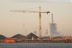 Die JadeWeserPort-Baustelle in der Morgensonne