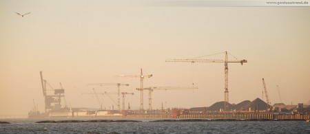 Die Hauptkaje des JadeWeserPorts in der Morgensonne