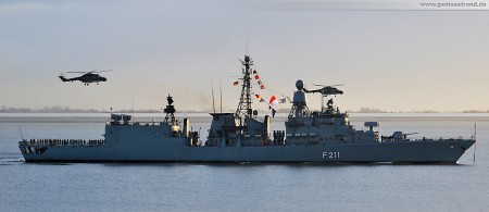 Die Fregatte Köln (F 211) in Begleitung zweier Marinehubschrauber vom Typ Sea Lynx