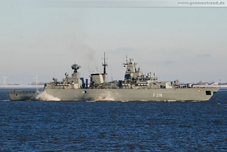 Die Fregatte Mecklenburg-Vorpommern (F 218) im Jadefahrwasser