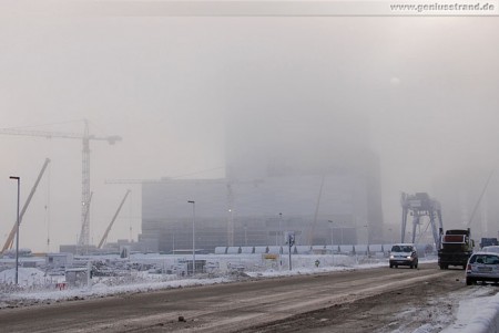 Der GDF Suez Kraftwerksneubau im Nebel verhüllt