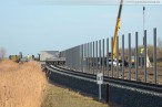 JadeWeserPort: Montage der Beton-Lärmschutzwand im Voslapper Groden