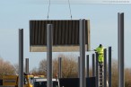 JadeWeserPort: Montage der Beton-Lärmschutzwand im Voslapper Groden