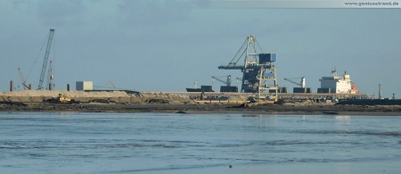 Bilder vom JadeWeserPort: Gleisbaustelle und Spülfeld