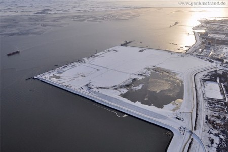 Luftbild von der JadeWeserPort Baustelle im Winter 2010