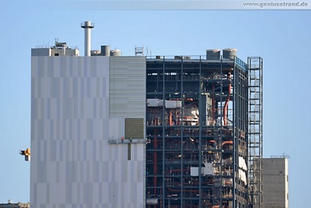 Montage der Stahlblechverkleidung am Kesselhaus der GDF Suez