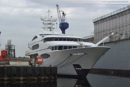 Super-Yacht Vive la Vie in der Neuen Jadewerft in Wilhelmshaven