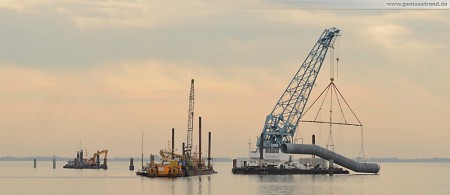 Kraftwerksbaustelle GDF Suez: Die Schwanenhalskonstruktion aus PP-Rohren am Krangeschirr des Jade Lift I