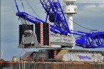 Wilhelmshaven: Terex-Demag CC6800 auf Barge Giant 4 am Nordwestkai