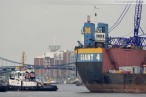 Giant 4 mit Raupenkran Terex-Demag CC 6800 auf dem Weg nach Hooksiel