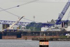 Giant 4 mit Raupenkran Terex-Demag CC 6800 auf dem Weg nach Hooksiel