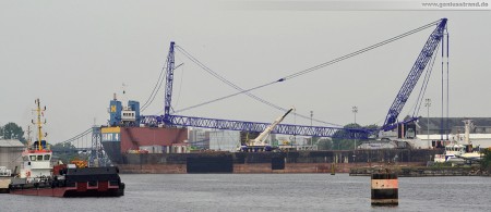 Barge Giant 4 mit Raupenkran Terex-Demag CC 6800 auf dem Weg nach Hooksiel zur Bard VM Nearshore-WKA