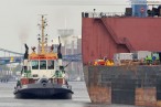Giant 4 mit Raupenkran Terex-Demag CC 6800 auf dem Weg nach Hooksiel