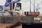 Giant 4 mit Raupenkran Terex-Demag CC 6800 auf dem Weg nach Hooksiel