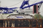 Giant 4 mit Raupenkran Terex-Demag CC 6800 auf dem Weg nach Hooksiel