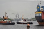 Giant 4 mit Raupenkran Terex-Demag CC 6800 auf dem Weg nach Hooksiel