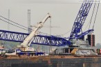 Giant 4 mit Raupenkran Terex-Demag CC 6800 auf dem Weg nach Hooksiel