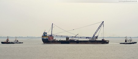 Giant 4 mit Raupenkran Terex-Demag CC 6800 auf dem Weg nach Hooksiel