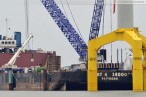 Barge Giant 4 an der Nearshore-Windkraftanlage Bard VM in Hooksiel