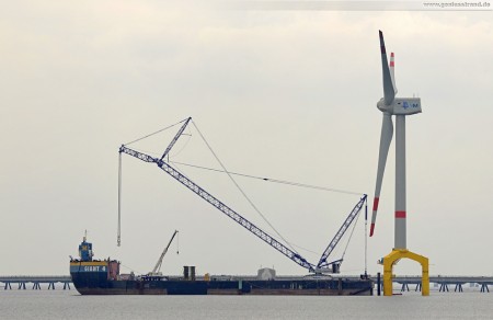 Barge Giant 4 an der Nearshore-Windkraftanlage Bard VM in Hooksiel