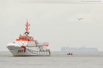 Hooksiel Außenhafen: Windenübung am Hubschrauber Christoph 26
