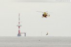 Hooksiel Außenhafen: Windenübung am Hubschrauber Christoph 26