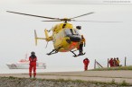 Hooksiel Außenhafen: Windenübung am Hubschrauber Christoph 26