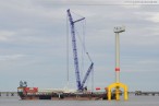 Hooksiel: Raupenkran demontiert Rotornabe der Windenergieanlage Bard VM