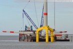 Hooksiel: Raupenkran demontiert Rotornabe der Windenergieanlage Bard VM