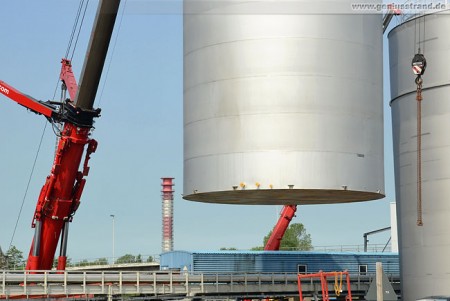 Liebherr LTM 11200-9.1 hievt Ammoniaktanks in Wilhelmshaven