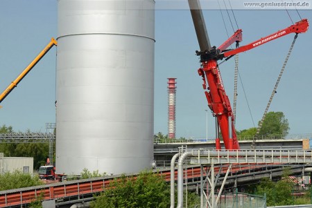 Liebherr LTM 11200-9.1 hievt Ammoniaktanks in Wilhelmshaven