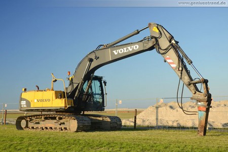 Hydraulikbagger Volvo EC210C L am JadeWeserPort