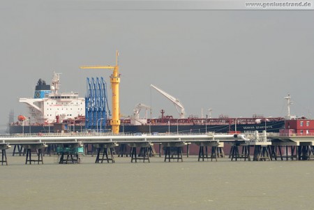 Tanker Genmar Spartiate löscht 75.000 t Rohöl an der NWO-Löschbrücke
