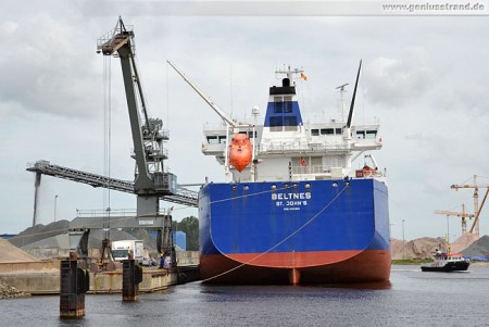 Frachtschiff Beltnes löscht am Lüneburgkai 29.000 t Splitt